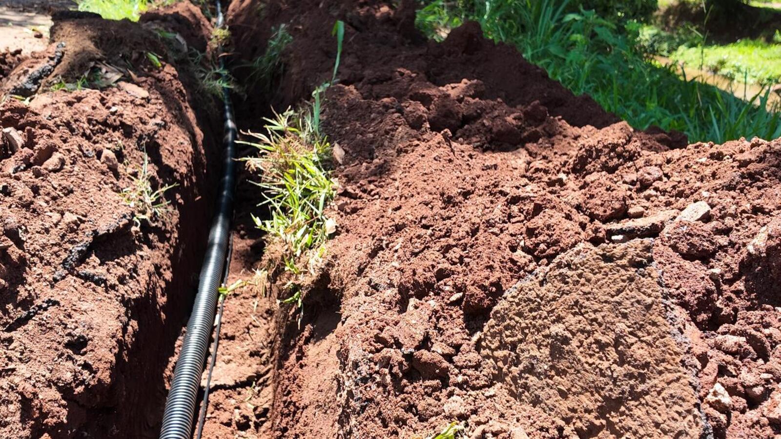 A Secretaria de Infraestrutura Rural e Urbana está reinstalando o cabeamento de energia furtado há seis anos do Parque Vale dos Ipês, na Vila Paulista