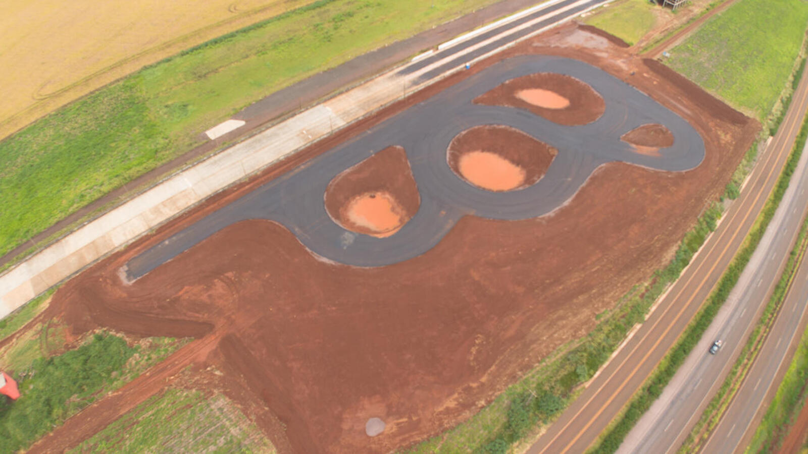 Capa asfáltica deve ser entregue até o início de fevereiro; investimento advém de emenda parlamentar que também contempla construção do novo kartódromo na praça desportiva