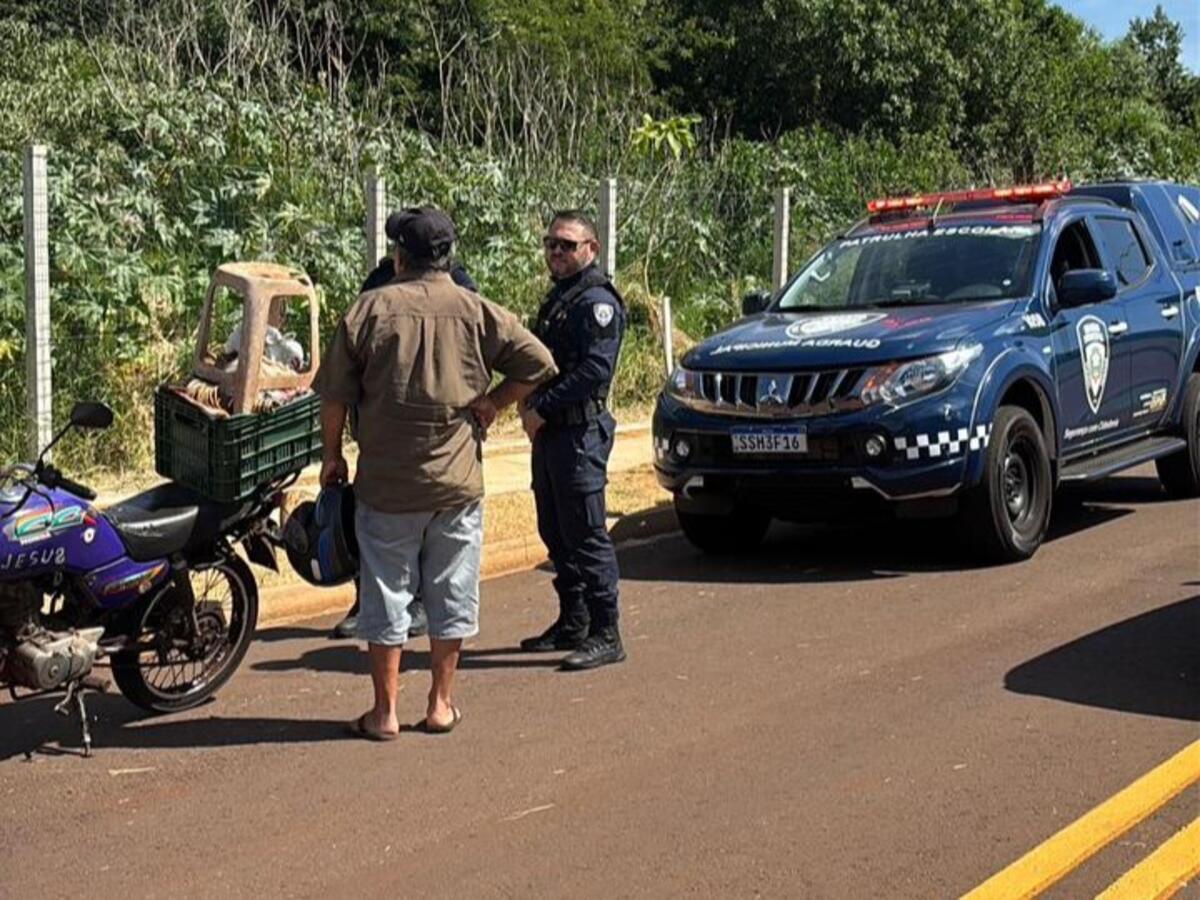 Ocorrência foi registrada na manhã desta terça-feira (27) e resultou em notificação ao condutor e apreensão do veículo