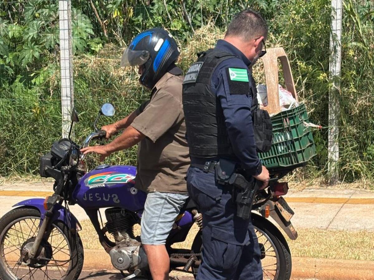 Ocorrência foi registrada na manhã desta terça-feira (27) e resultou em notificação ao condutor e apreensão do veículo