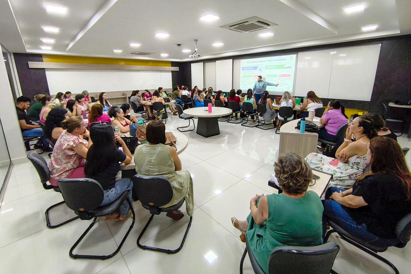 Corpo docente dos centros municipais de educação infantil Ângela Wessel, Cantinho Feliz e Cleusi Berger participaram de ação ocorrida nesta segunda (26)