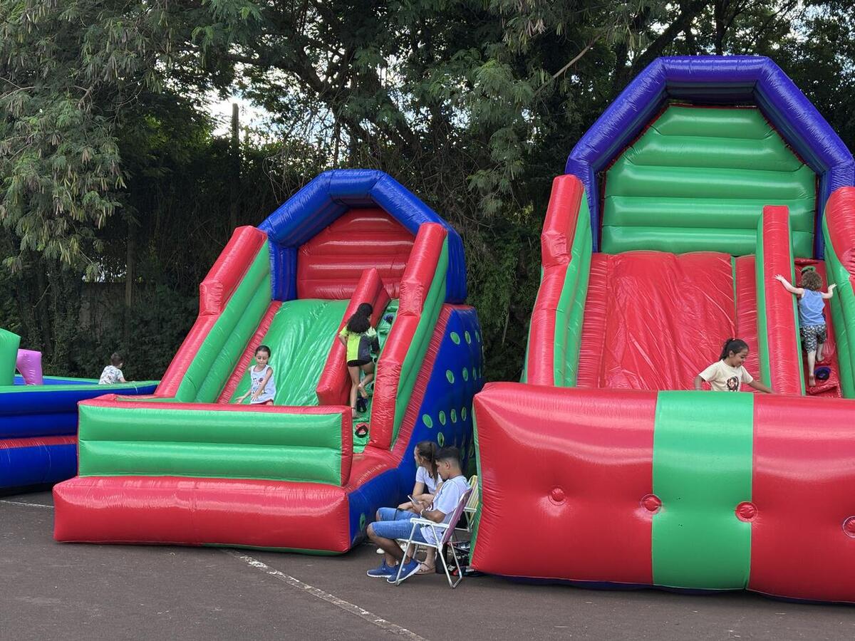 RecreAção no Jardim Porto Alegre estreou brinquedos infláveis novos adquiridos por licitação pela Secretaria de Esportes e Lazer