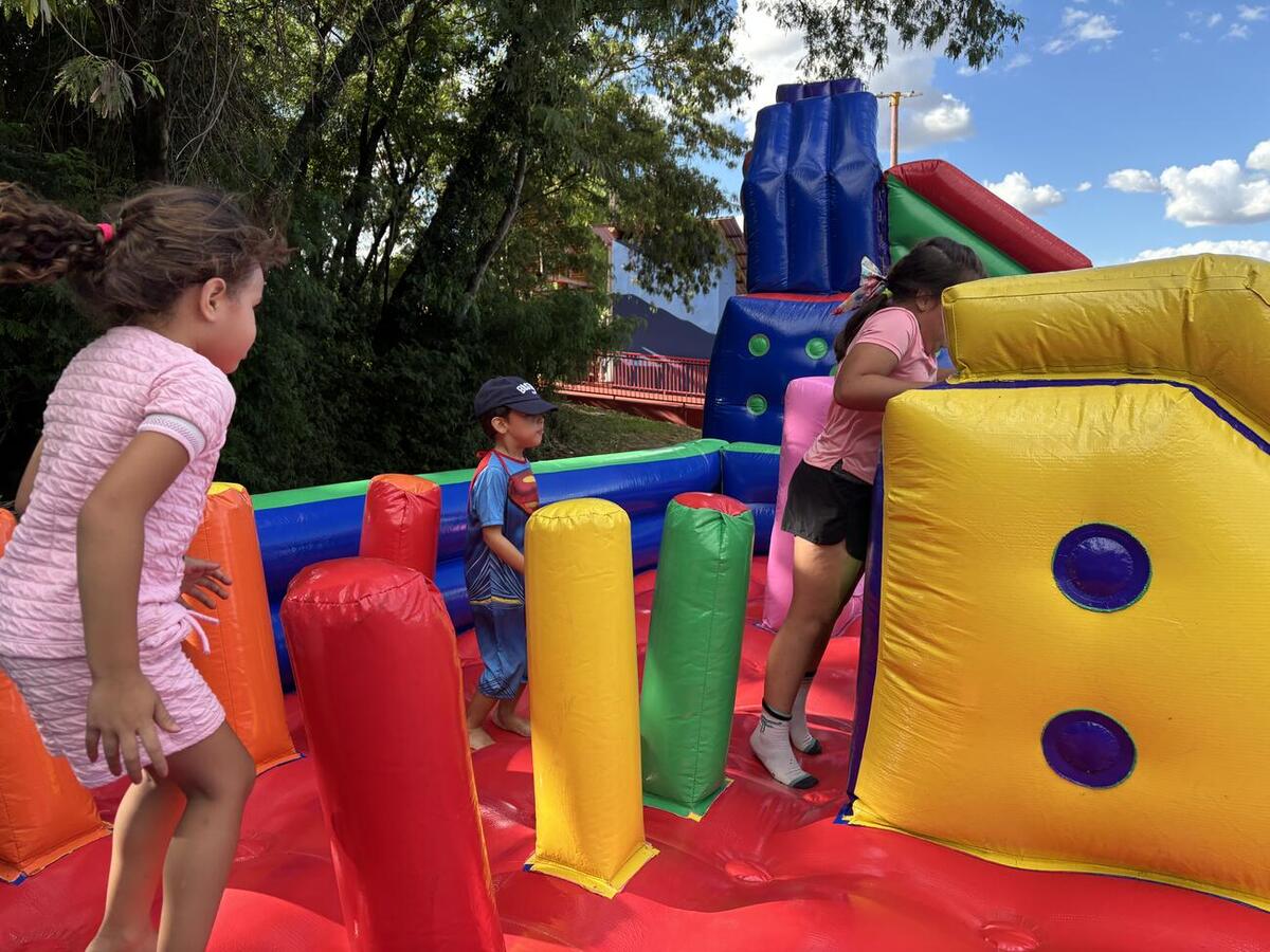 RecreAção no Jardim Porto Alegre estreou brinquedos infláveis novos adquiridos por licitação pela Secretaria de Esportes e Lazer