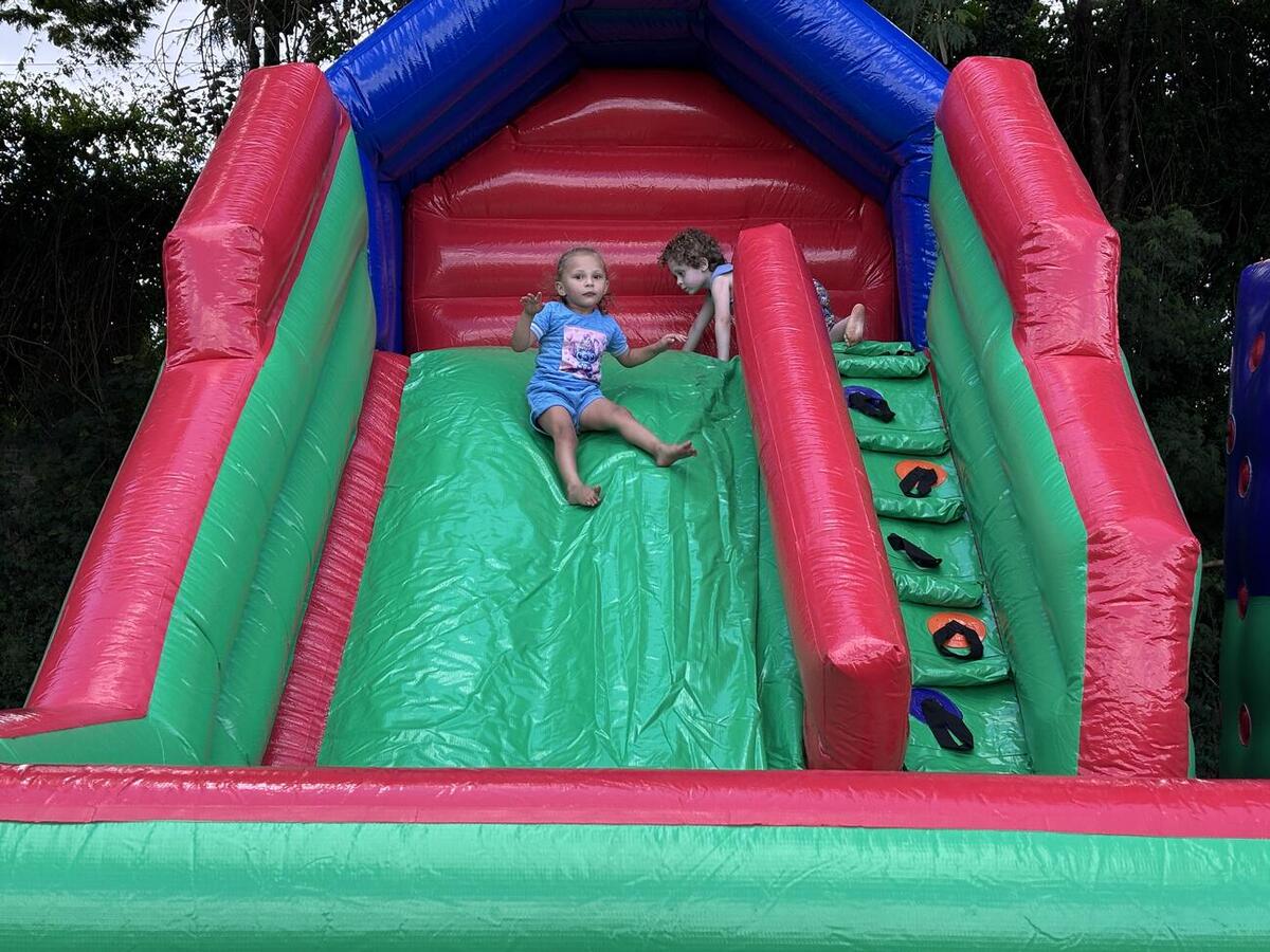 RecreAção no Jardim Porto Alegre estreou brinquedos infláveis novos adquiridos por licitação pela Secretaria de Esportes e Lazer