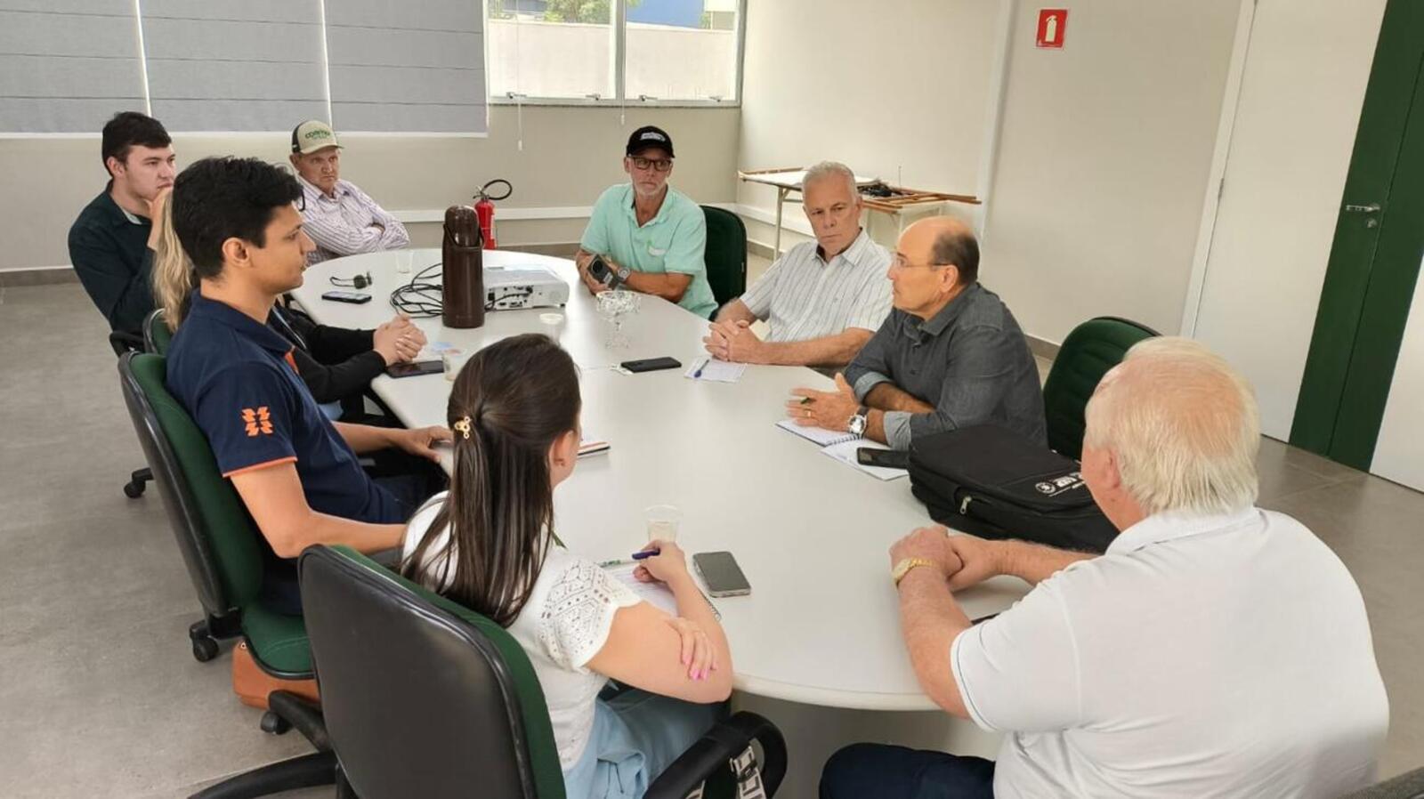 Encontro no Sindicato Rural definiu parcerias, programação de desligamentos e orientações para produtores sobre comunicação de falhas no fornecimento
