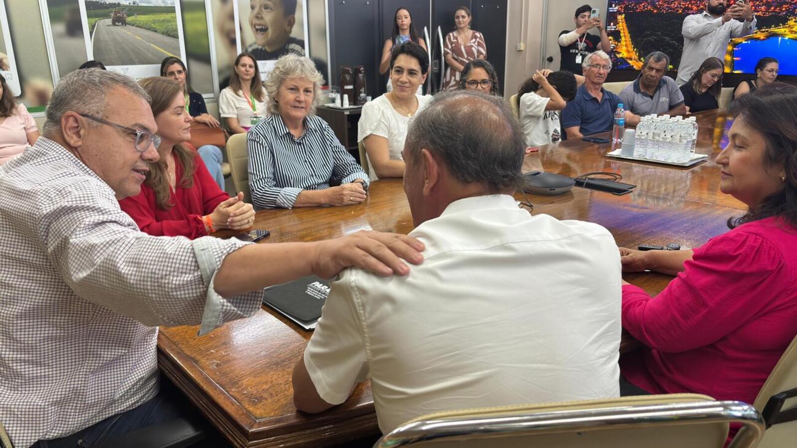 Secretária Leandre esteve na Prefeitura de Toledo para dar a notícia ao prefeito Mario Costenaro