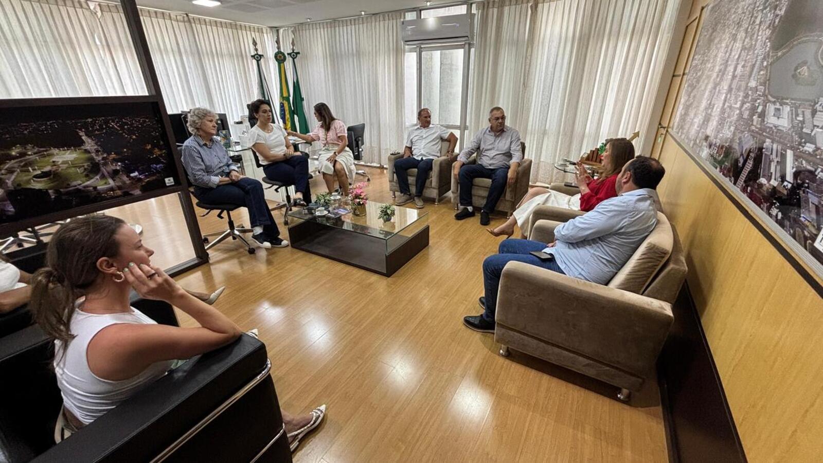 Secretária Leandre esteve na Prefeitura de Toledo para dar a notícia ao prefeito Mario Costenaro