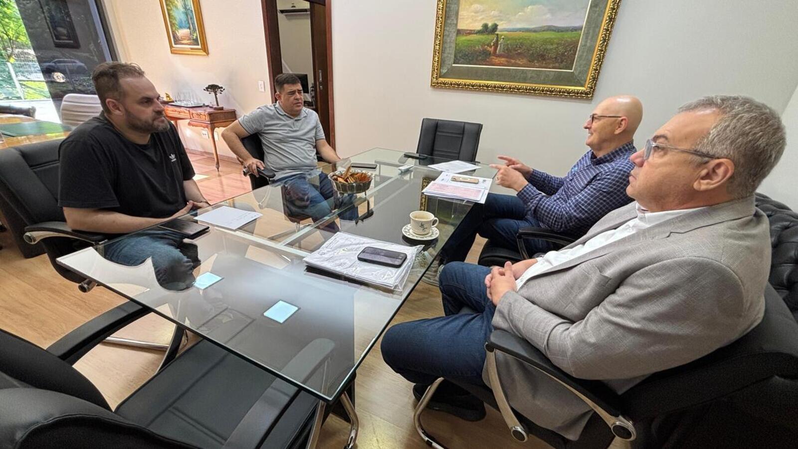 Prefeito Mario Costenaro esteve em secretarias de estado e na Assembleia Legislativa do Paraná para acompanhar projetos e apresentar demandas (Crédito: Márcio Pimentel)