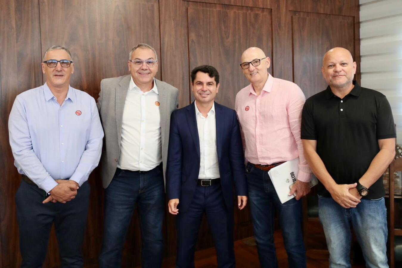 Na Alep, Costenaro foi recebido pelo presidente, deputado estadual Alexandre Curi (Crédito: Rogério Machado)