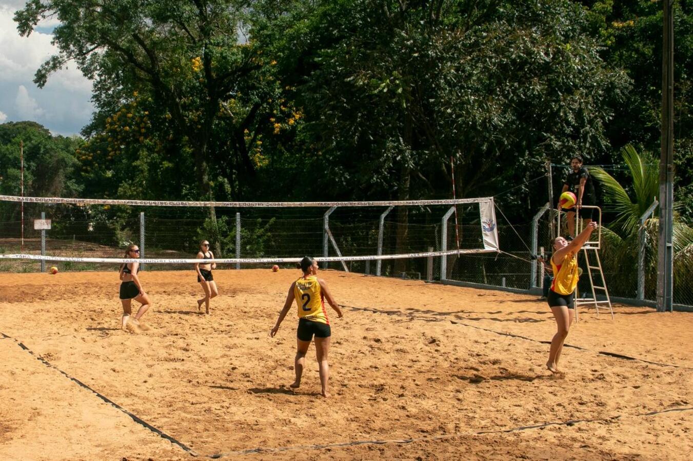 O Yara Country Clube recebeu, neste final de semana, o Circuito Municipal de Vôlei de Praia 2026, competição que reuniu 22 duplas em quatro categorias