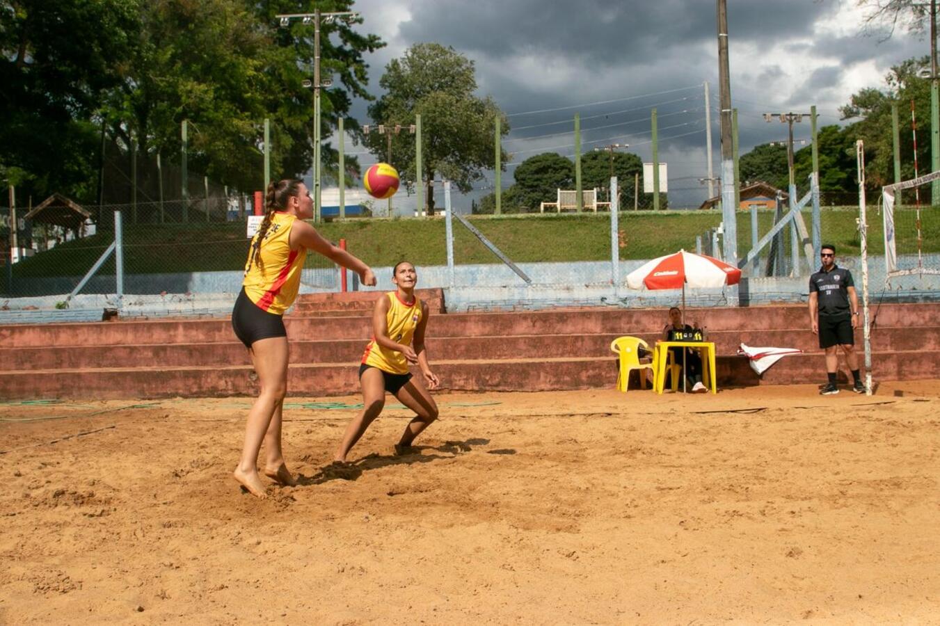 O Yara Country Clube recebeu, neste final de semana, o Circuito Municipal de Vôlei de Praia 2026, competição que reuniu 22 duplas em quatro categorias