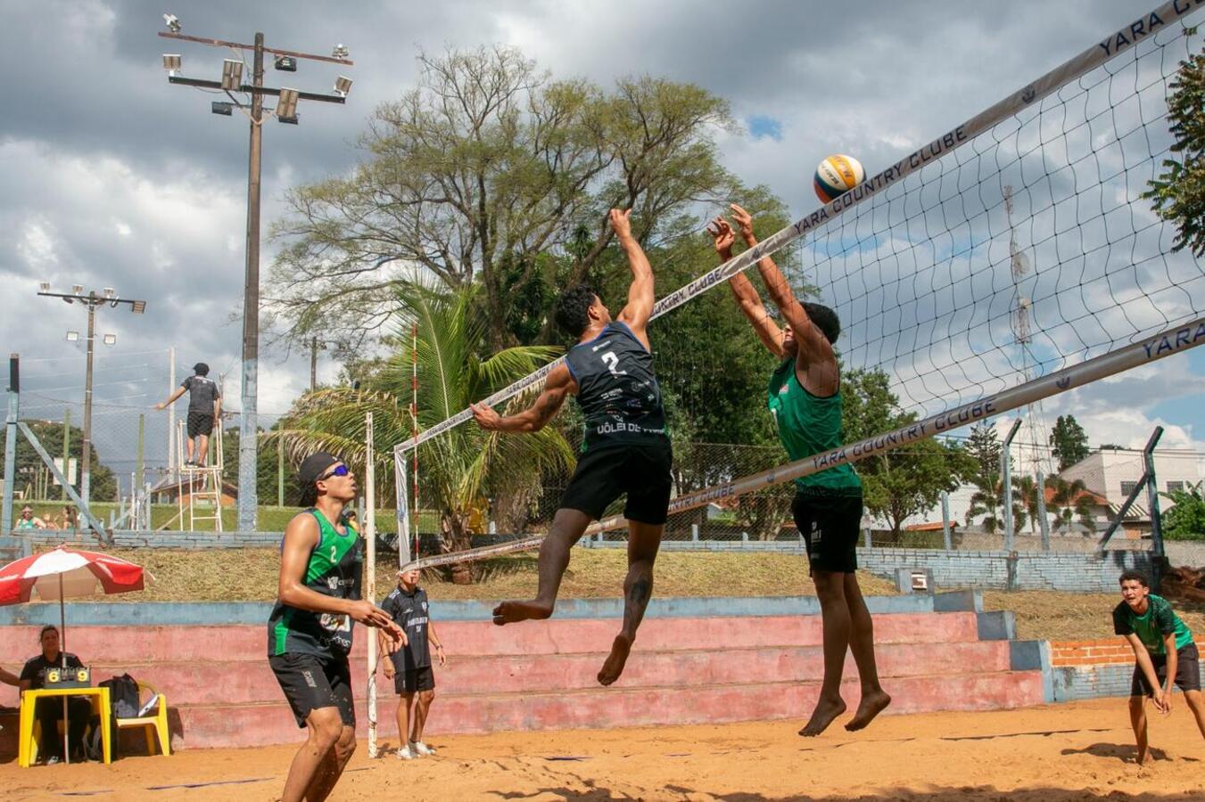 O Yara Country Clube recebeu, neste final de semana, o Circuito Municipal de Vôlei de Praia 2026, competição que reuniu 22 duplas em quatro categorias