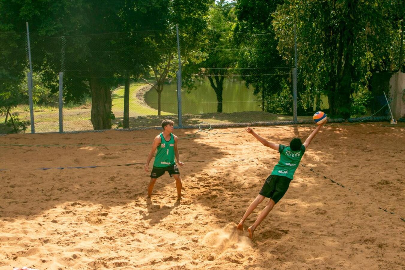 O Yara Country Clube recebeu, neste final de semana, o Circuito Municipal de Vôlei de Praia 2026, competição que reuniu 22 duplas em quatro categorias
