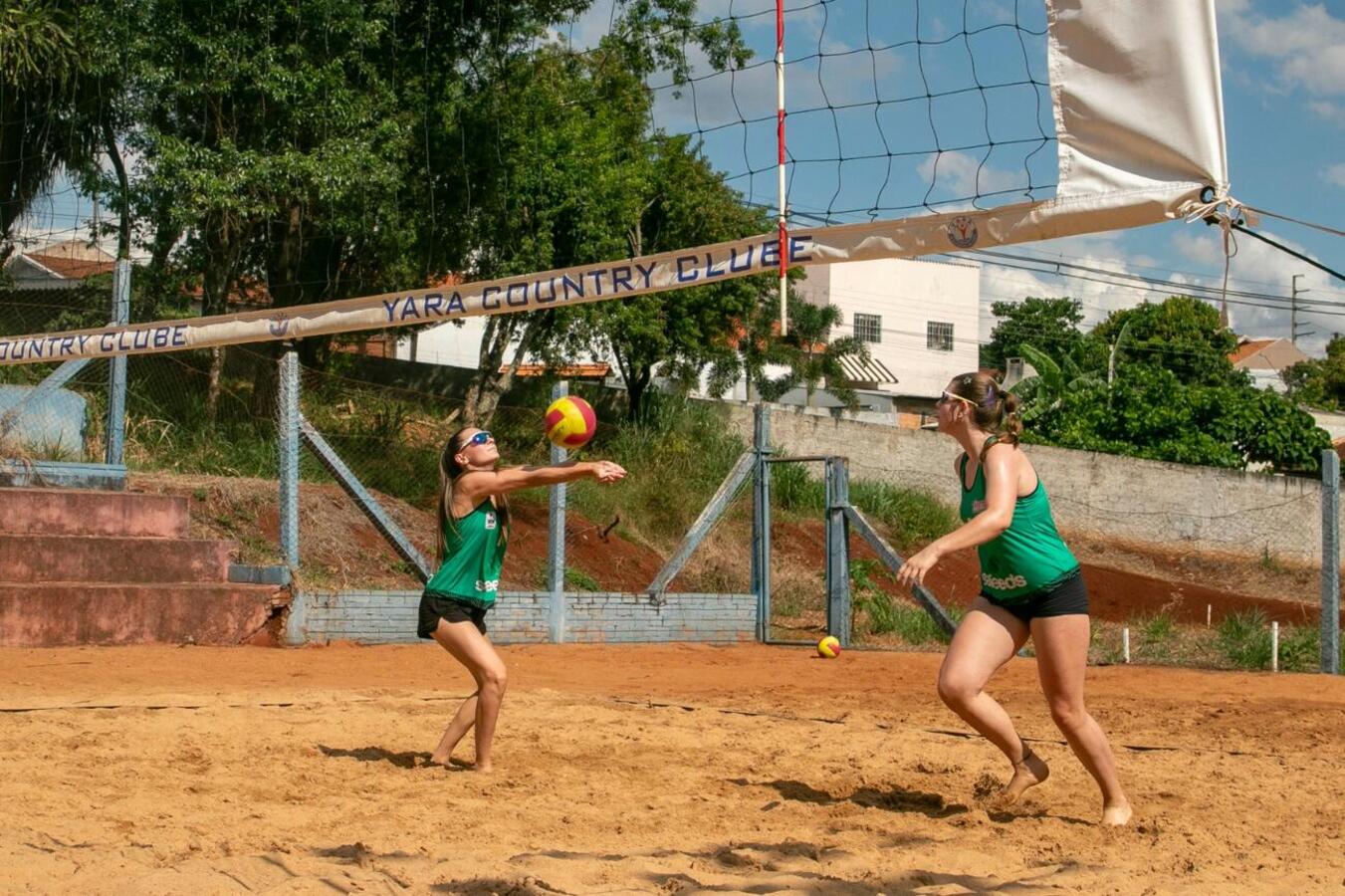 O Yara Country Clube recebeu, neste final de semana, o Circuito Municipal de Vôlei de Praia 2026, competição que reuniu 22 duplas em quatro categorias