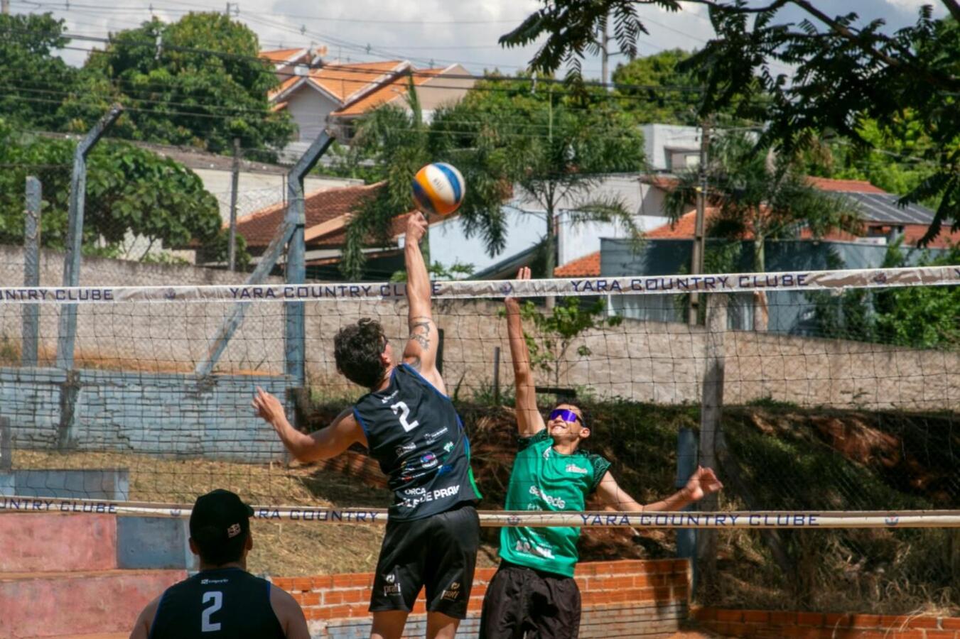 O Yara Country Clube recebeu, neste final de semana, o Circuito Municipal de Vôlei de Praia 2026, competição que reuniu 22 duplas em quatro categorias