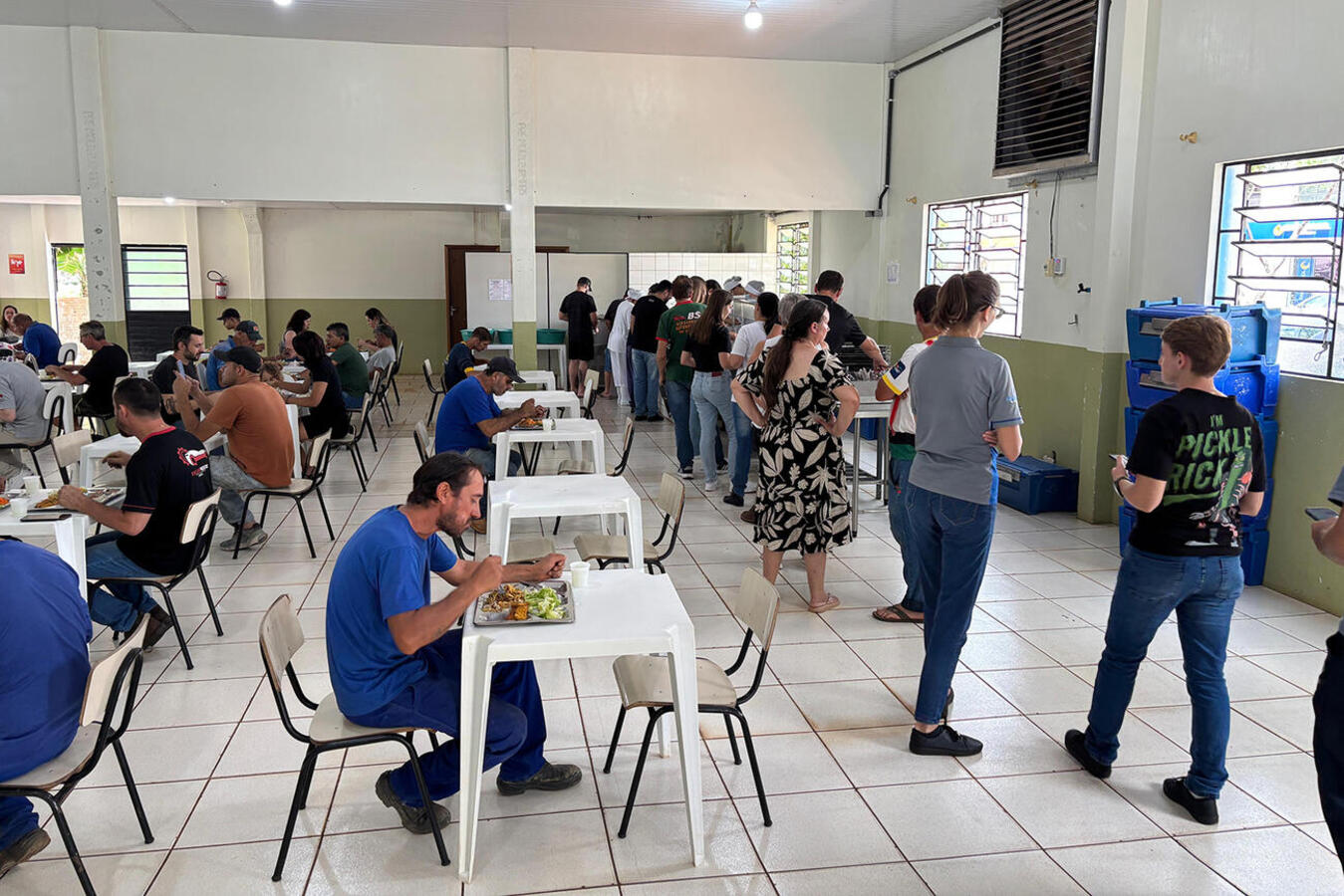 Agora, o almoço, que custa R$ 5,00 por pessoa, pode ser pago via pix ou cartão; a qualidade e o capricho da Cozinha Social em cada refeição seguem os mesmos