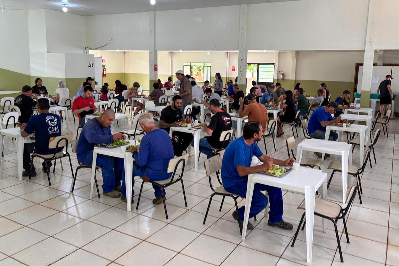 Agora, o almoço, que custa R$ 5,00 por pessoa, pode ser pago via pix ou cartão; a qualidade e o capricho da Cozinha Social em cada refeição seguem os mesmos