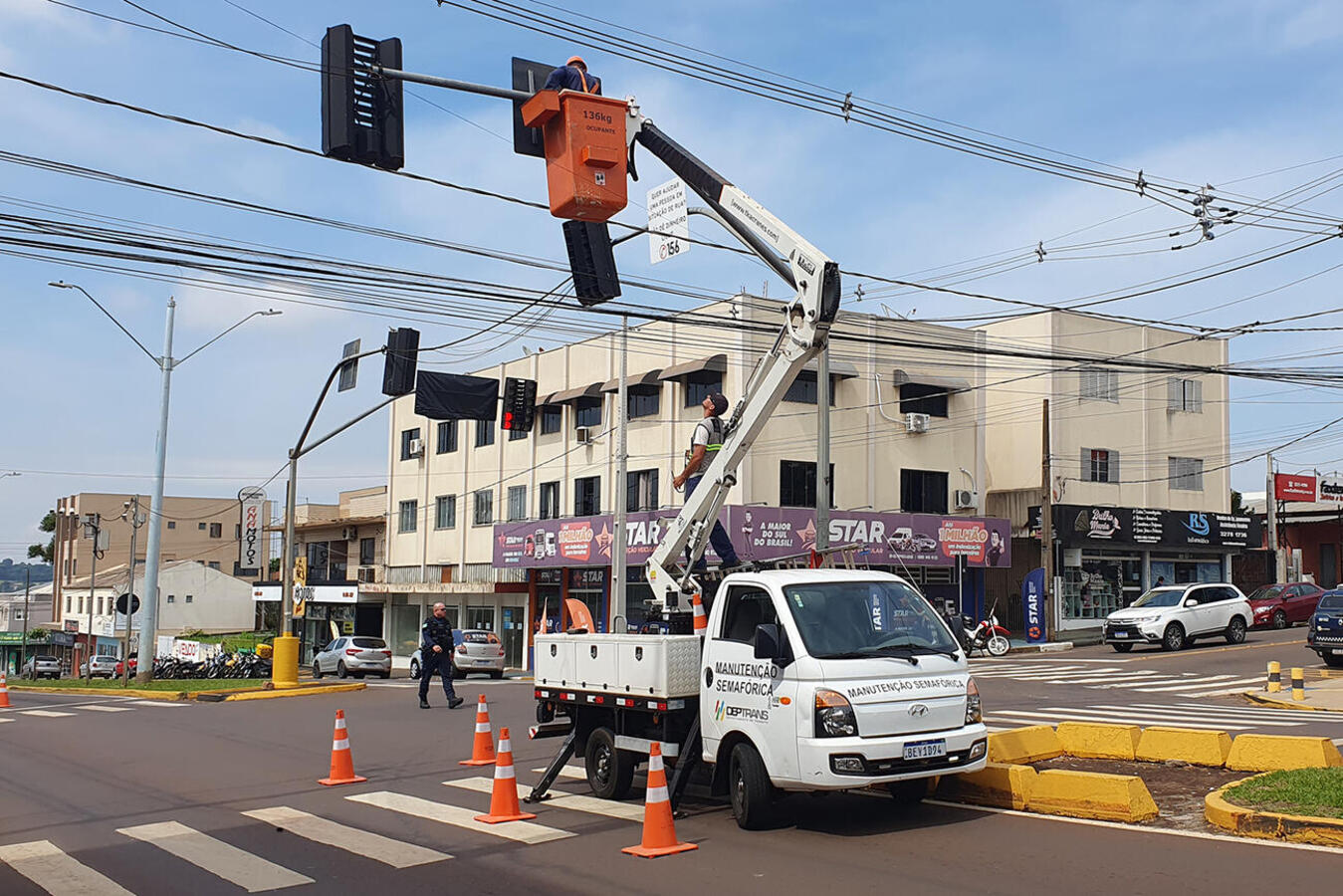 Já está proibida a conversão à esquerda no cruzamento da Avenida Attílio Fontana para a Rua Piratini e, até quinta-feira, alteração chegará a mais dois pontos