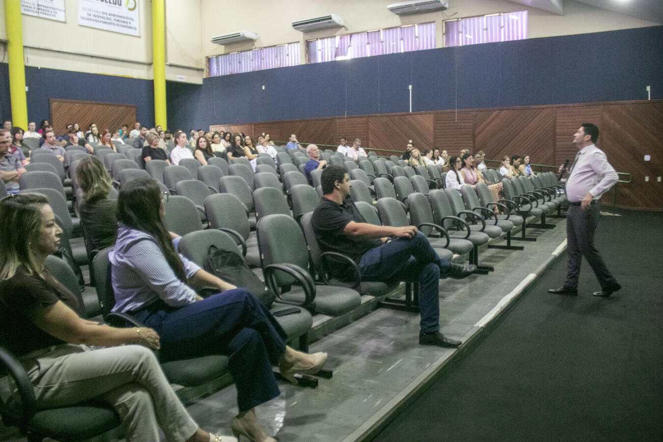 Cerca de 110 servidores municipais participaram, nesta quinta (26), no auditório do Ismael Sperafico, de palestra com o ouvidor-geral do TCE-PR, Patrick Machado