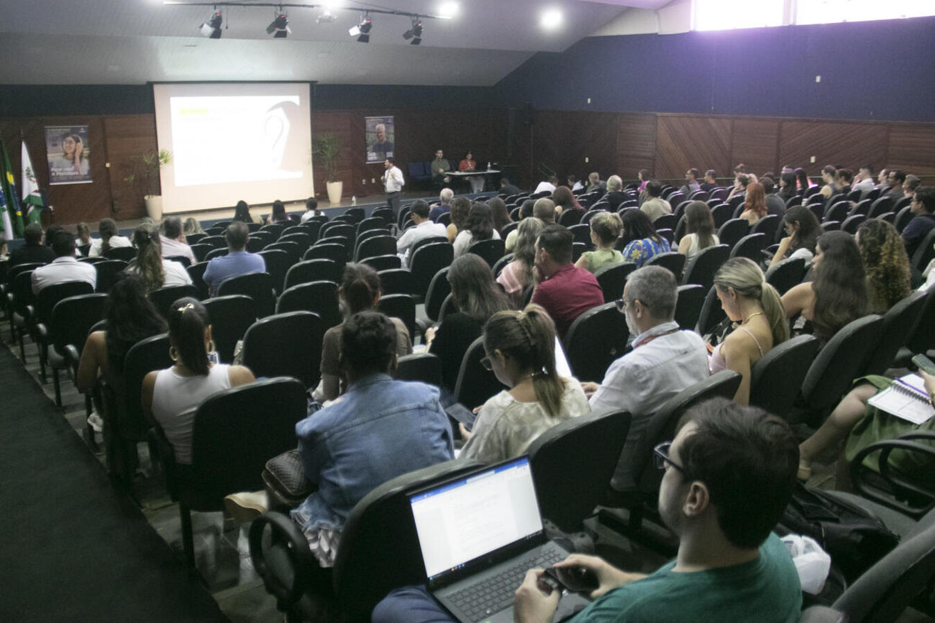 Cerca de 110 servidores municipais participaram, nesta quinta (26), no auditório do Ismael Sperafico, de palestra com o ouvidor-geral do TCE-PR, Patrick Machado