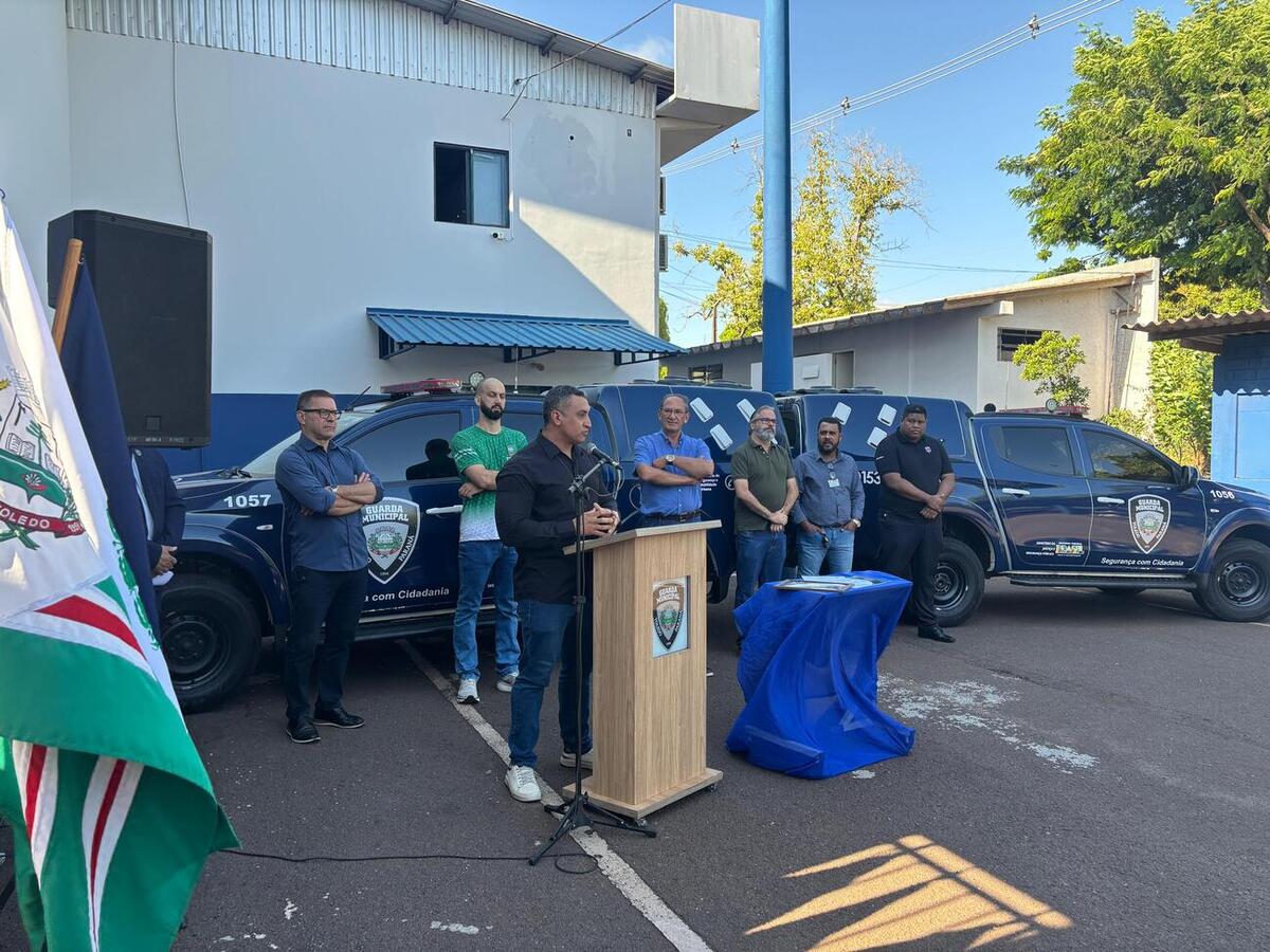 Condecoração ao guarda municipal ocorreu nesta sexta (27), na sede da Secretaria de Segurança e Trânsito; aniversariantes do mês também foram homenageados