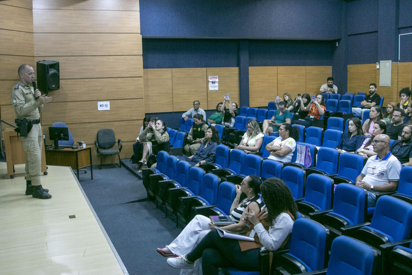 Palestra da Secretaria da Mulher aborda Lei "Não é Não" e procedimentos para proteção de vítimas, visando um ambiente de festa mais seguro