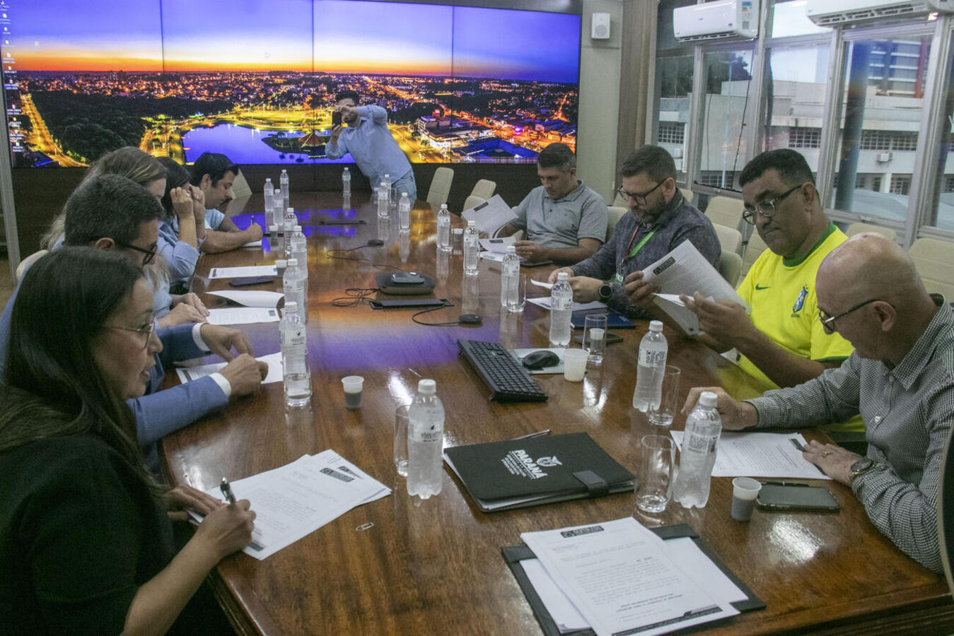 Reunião nesta terça-feira (24) abordou piso do magistério, hora-atividade e pautas da enfermagem, com compromisso de análise e construção conjunta de soluções