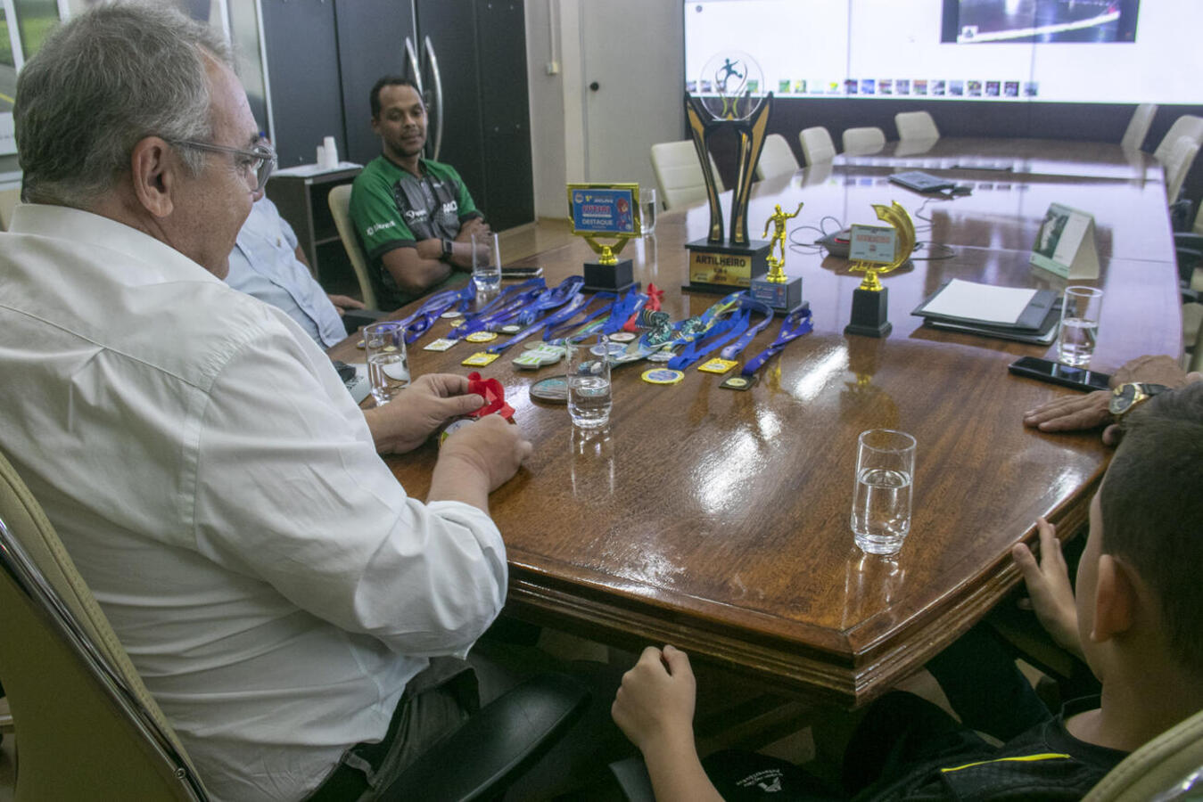 Thomas Ferreira, promessa de 8 anos da base da Associação Atlética e Cultural Copagril, esteve no Paço Municipal nesta quinta (26) e conversou com o prefeito