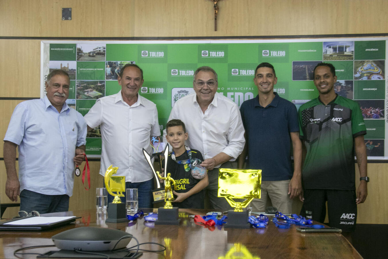 Thomas Ferreira, promessa de 8 anos da base da Associação Atlética e Cultural Copagril, esteve no Paço Municipal nesta quinta (26) e conversou com o prefeito