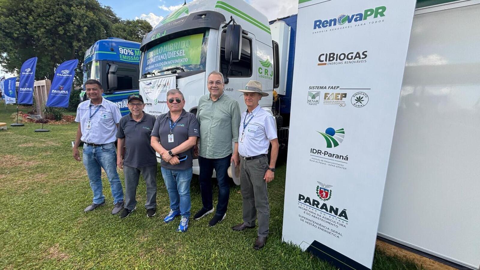 Durante o Show Rural 2026, Mario Costenaro visitou o estande do IDR-PR para conhecer mais sobre o programa de conectividade digital no campo
