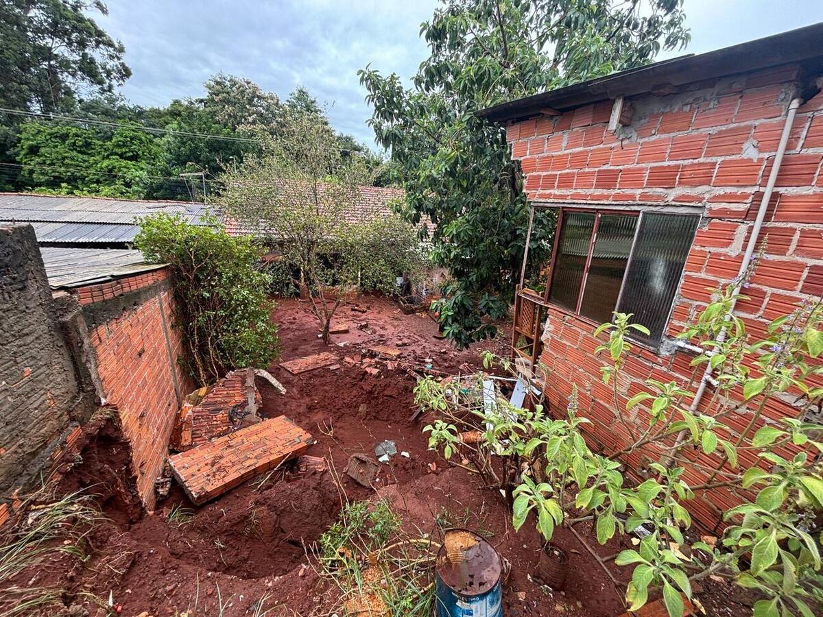 Volume intenso de chuva em Toledo provocou estragos em várias regiões; equipes trabalham desde a noite de domingo nos atendimentos