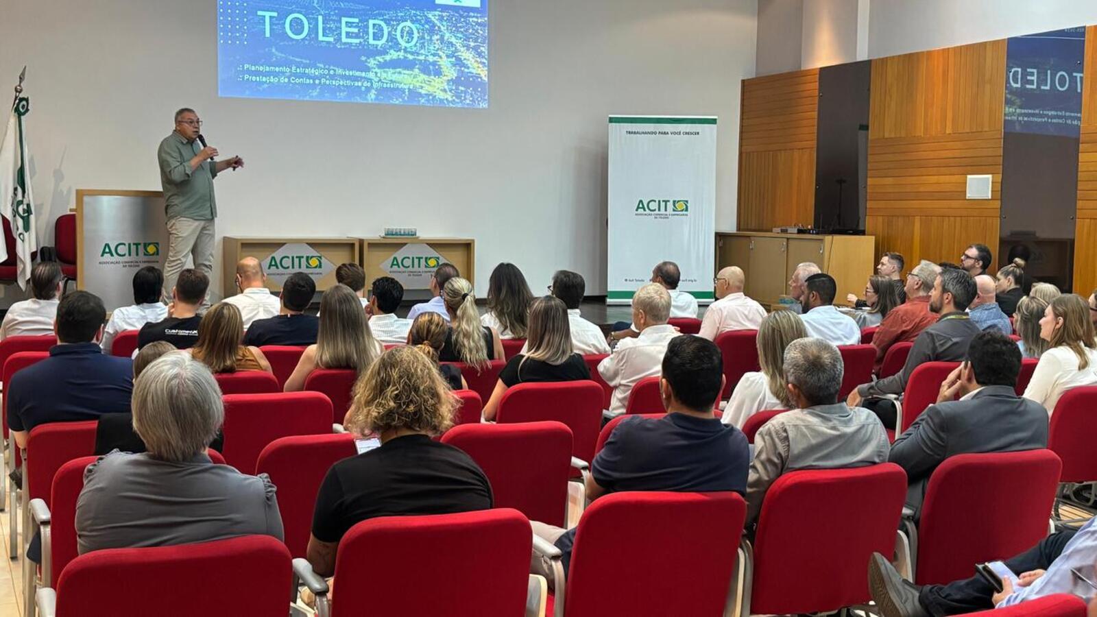 Prefeito Mario Costenaro, vice Lucio De Marchi e secretários participaram da reunião da diretoria da Associação Comercial e Empresarial de Toledo