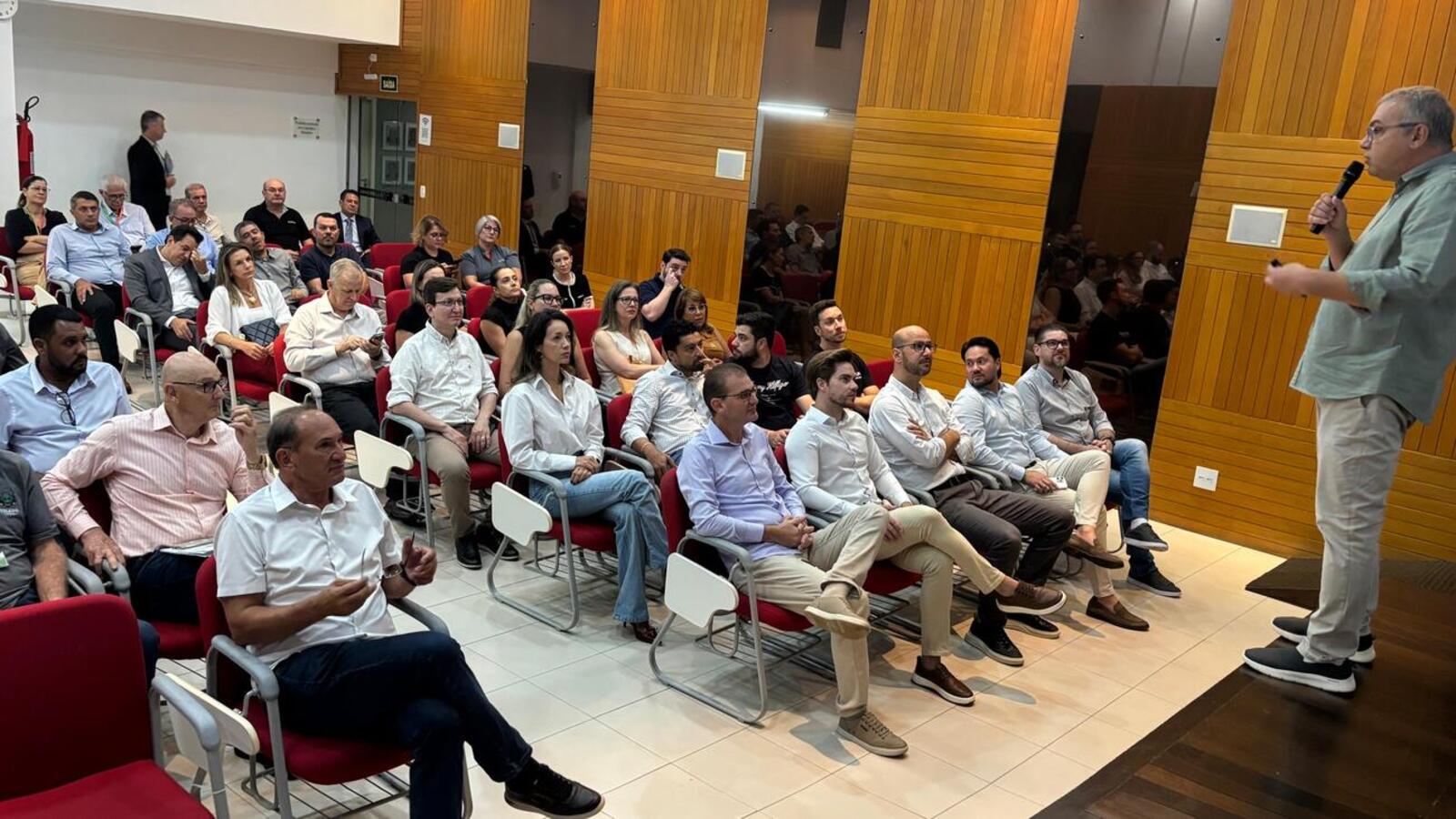Prefeito Mario Costenaro, vice Lucio De Marchi e secretários participaram da reunião da diretoria da Associação Comercial e Empresarial de Toledo