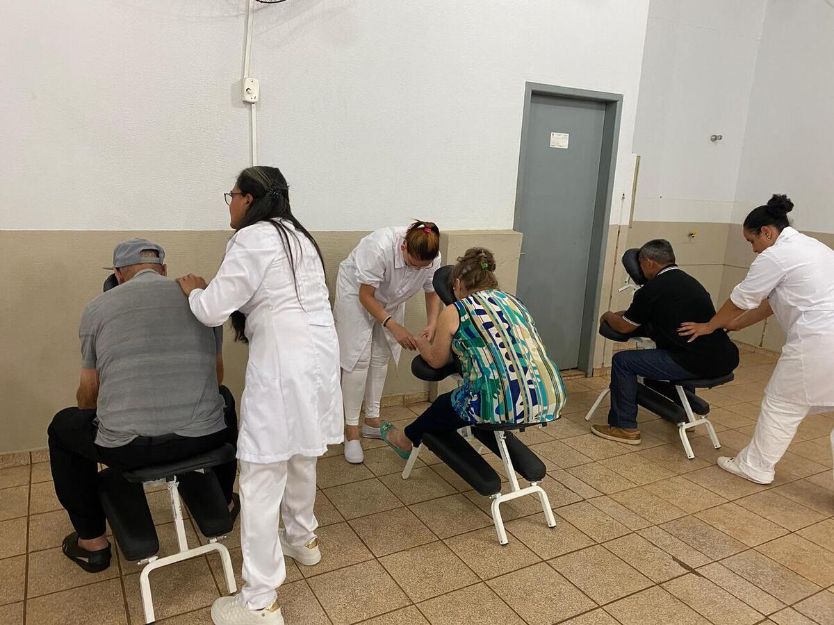 Iniciativa da Secretaria de Saúde leva atendimentos, esclarecimentos e atividades de promoção à saúde diretamente ao bairro