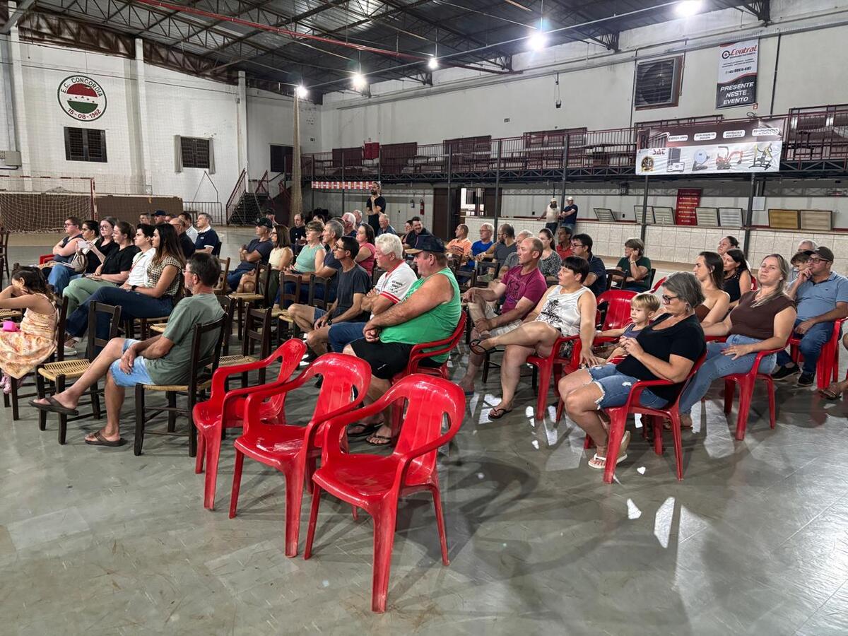 Prefeito Mario Costenaro, vice Lucio De Marchi e secretários estiveram no distrito de Concórdia do Oeste na noite de quinta-feira (26) para ouvir as demandas da comunidade