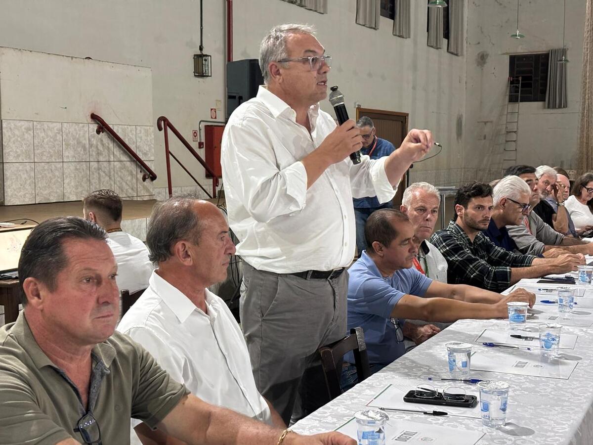 Prefeito Mario Costenaro, vice Lucio De Marchi e secretários estiveram no distrito de Concórdia do Oeste na noite de quinta-feira (26) para ouvir as demandas da comunidade