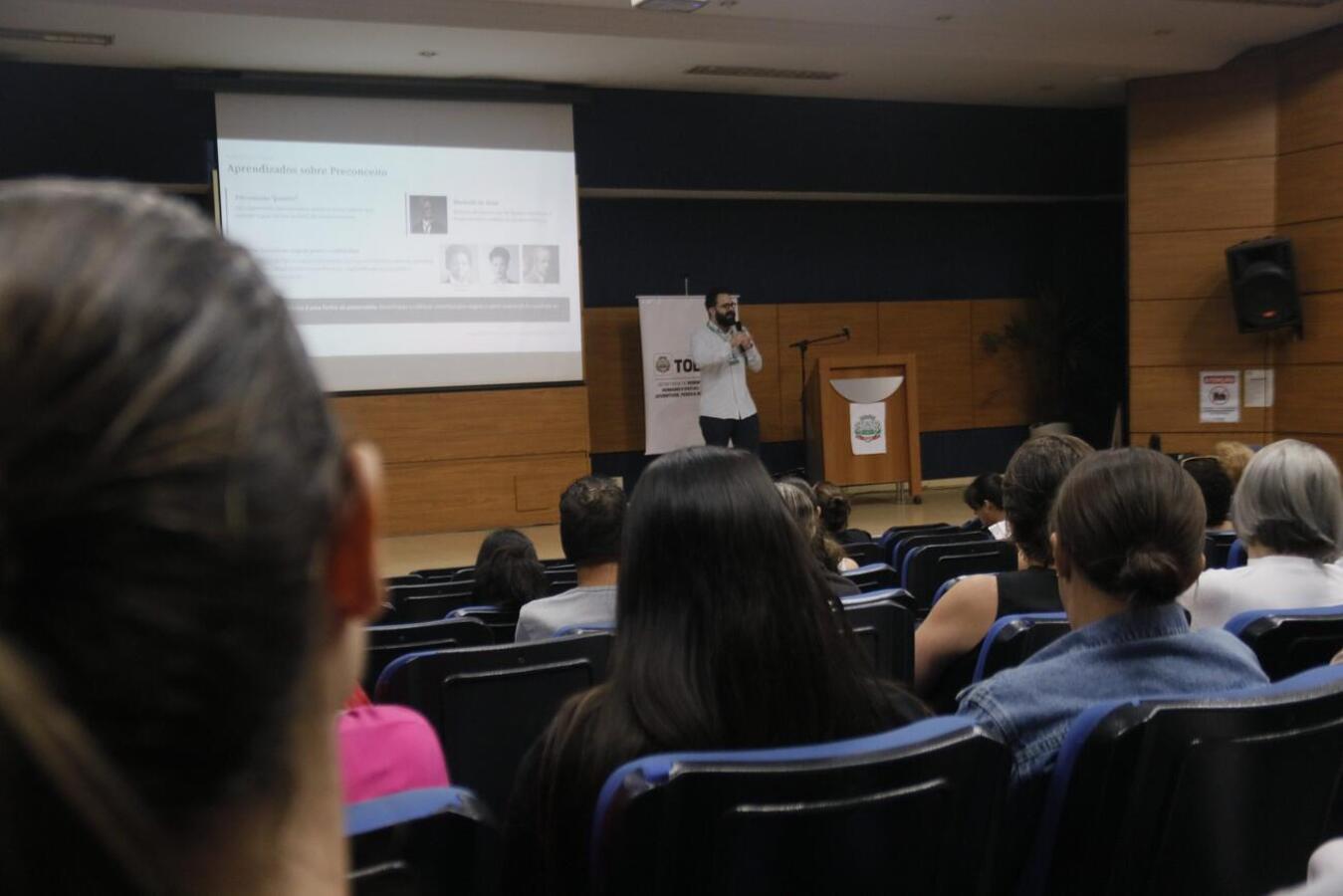 A formação, realizada nesta sexta-feira (27), foi o 3ª e último módulo para os profissionais da política de saúde do município e contou com o tema “Saúde da População Negra e Sistema Único de Saúde”