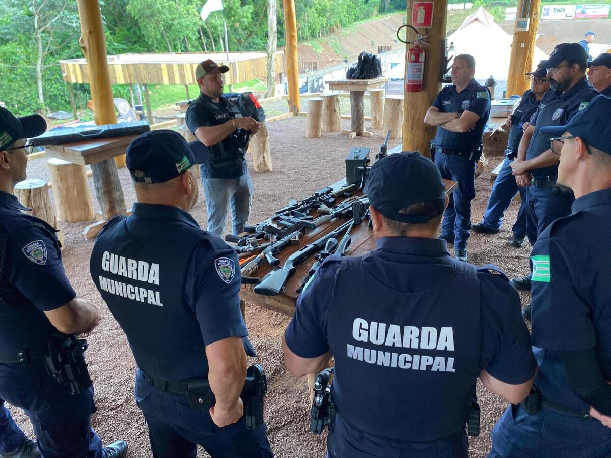 O curso foi realizado nesta quarta-feira (18) com cerca de 15 guardas municipais no Clube de Tiro Velho Texas
