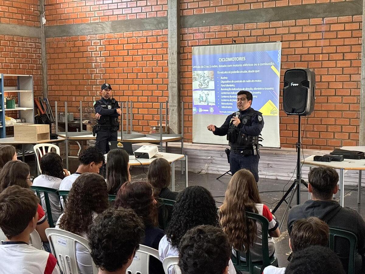 Atividade da Guarda Municipal, nesta quinta (12), reuniu cerca de 120 alunos e abordou regras e segurança no uso de patinetes, scooters e bicicletas elétricas