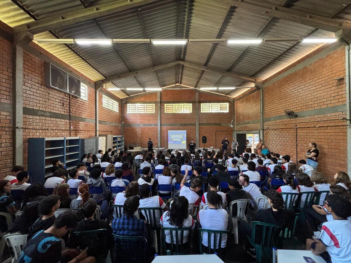 Atividade da Guarda Municipal, nesta quinta (12), reuniu cerca de 120 alunos e abordou regras e segurança no uso de patinetes, scooters e bicicletas elétricas