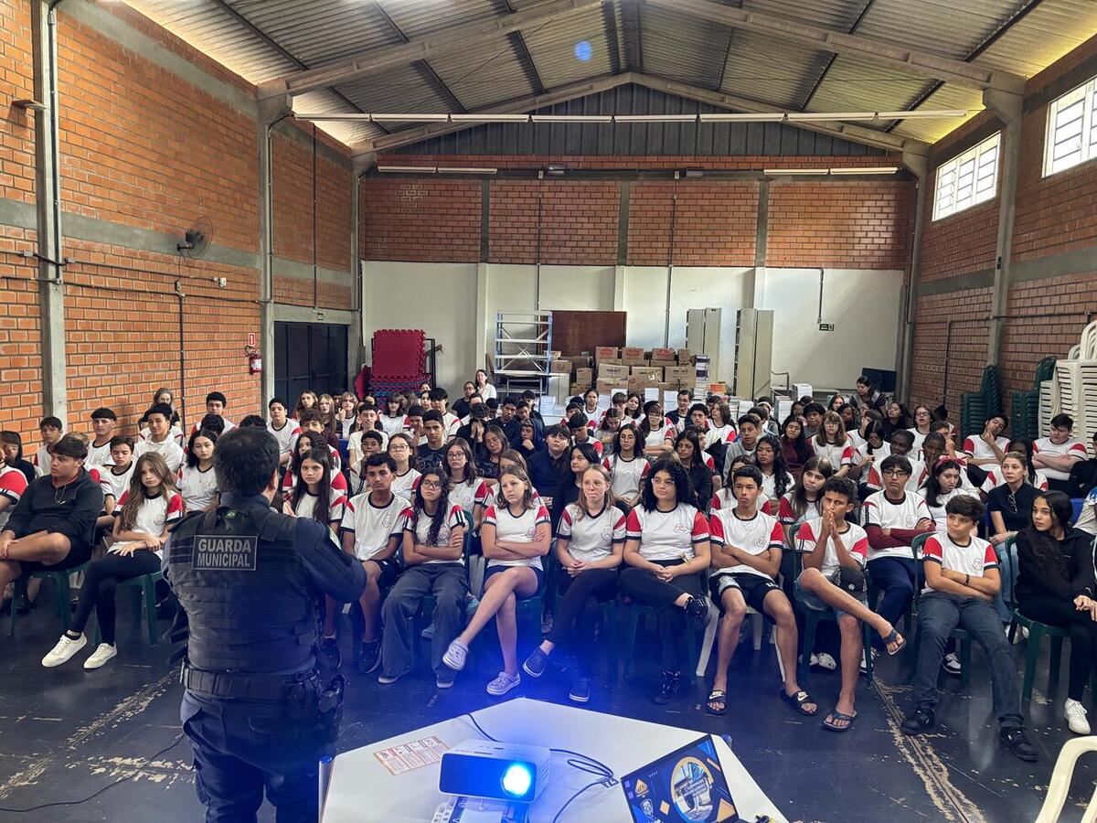 Atividade da Guarda Municipal, nesta quinta (12), reuniu cerca de 120 alunos e abordou regras e segurança no uso de patinetes, scooters e bicicletas elétricas