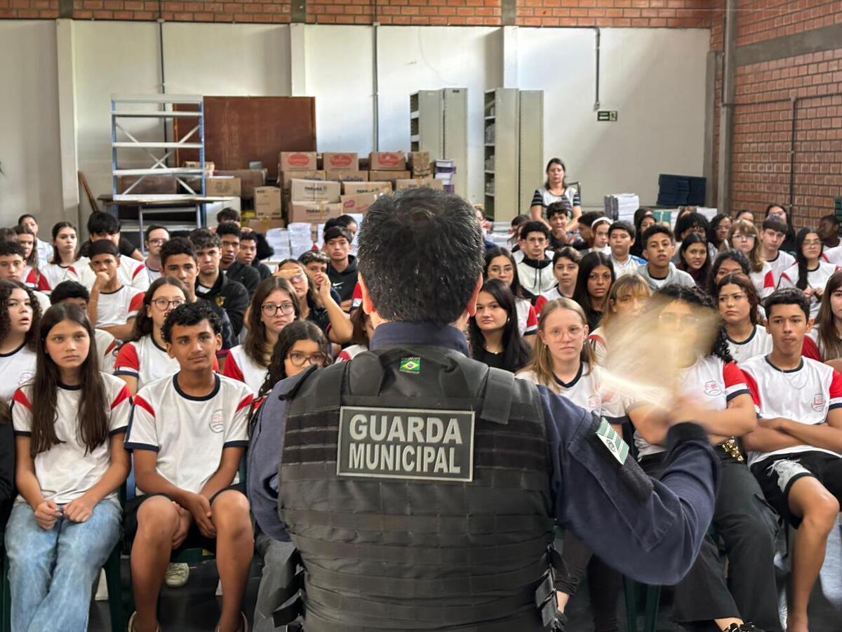 Atividade da Guarda Municipal, nesta quinta (12), reuniu cerca de 120 alunos e abordou regras e segurança no uso de patinetes, scooters e bicicletas elétricas