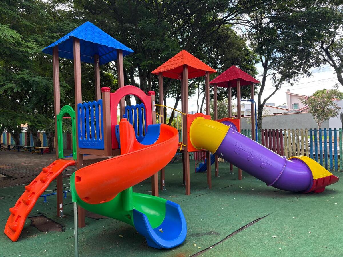 Estruturas foram instaladas com investimento da Secretaria Municipal da Educação de aproximadamente R$ 78 mil; próxima etapa prevê grama sintética