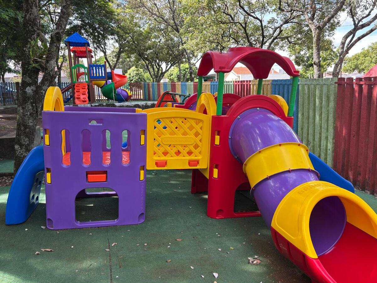 Estruturas foram instaladas com investimento da Secretaria Municipal da Educação de aproximadamente R$ 78 mil; próxima etapa prevê grama sintética