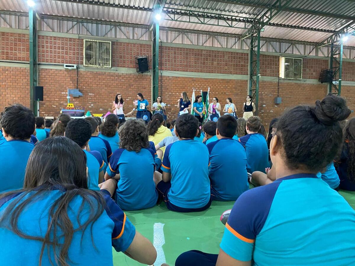 O programa chegou a Escola Amélio Dal Bosco na manhã desta segunda-feira (16) e reuniu cerca de 40 crianças para participarem de uma atividade interativa 