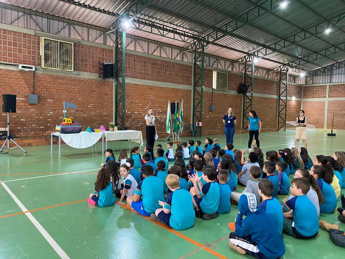 O programa chegou a Escola Amélio Dal Bosco na manhã desta segunda-feira (16) e reuniu cerca de 40 crianças para participarem de uma atividade interativa 