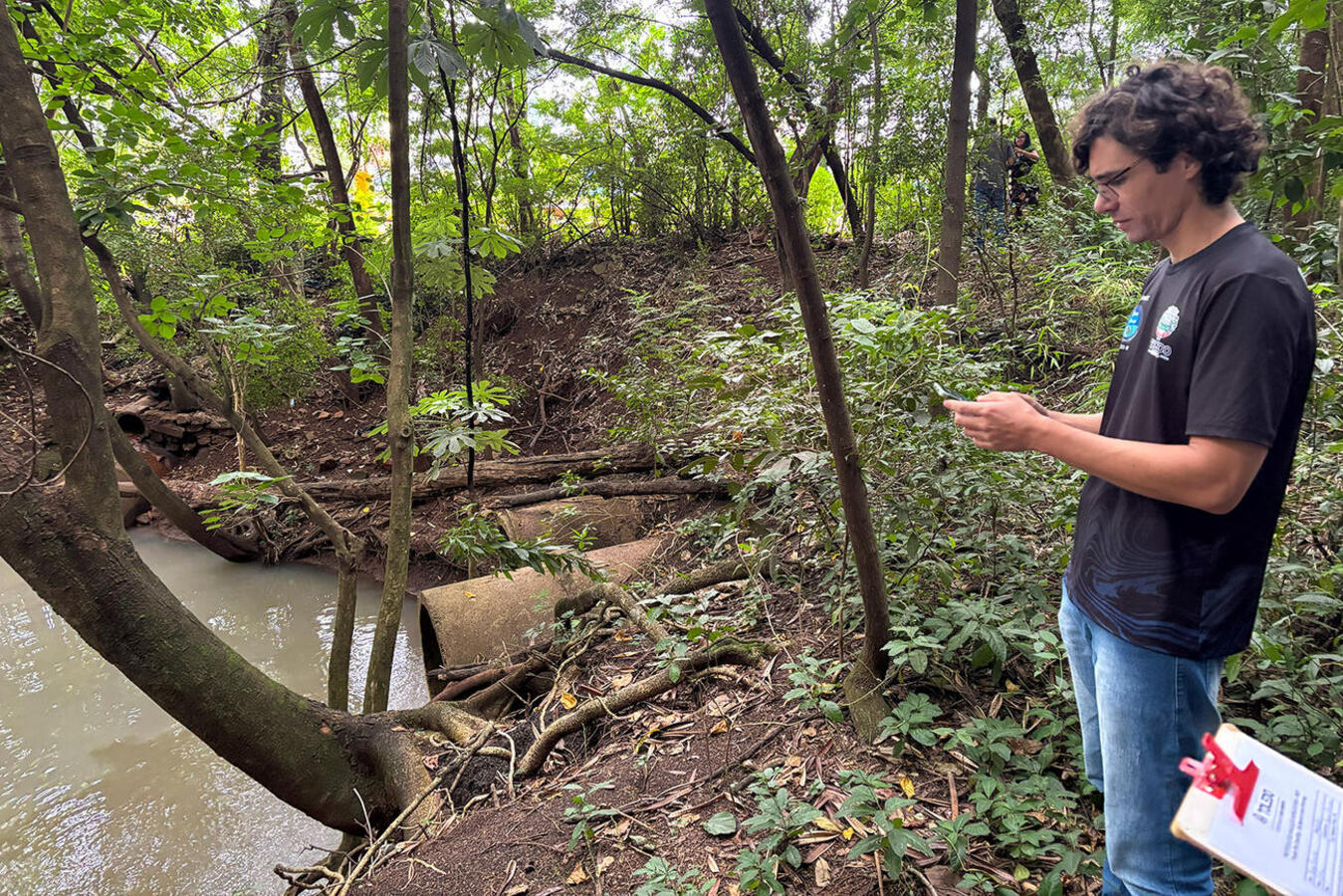 As atividades alusivas ao Dia Mundial da Água em Toledo começaram na manhã desta segunda-feira (16), com uma ação de monitoramento participativo na Sanga Panambi, nos arredores do Parque Ecológico Diva Paim Barth. A iniciativa integra o projeto “Rio Com Vida” e marca o início de uma série de atividades organizadas pela Prefeitura de Toledo, por meio da Secretaria Municipal do Meio Ambiente (SMMA), que seguirá até o próximo dia 26 em diferentes pontos da microbacia do Rio Marreco. A atividade foi conduzida p