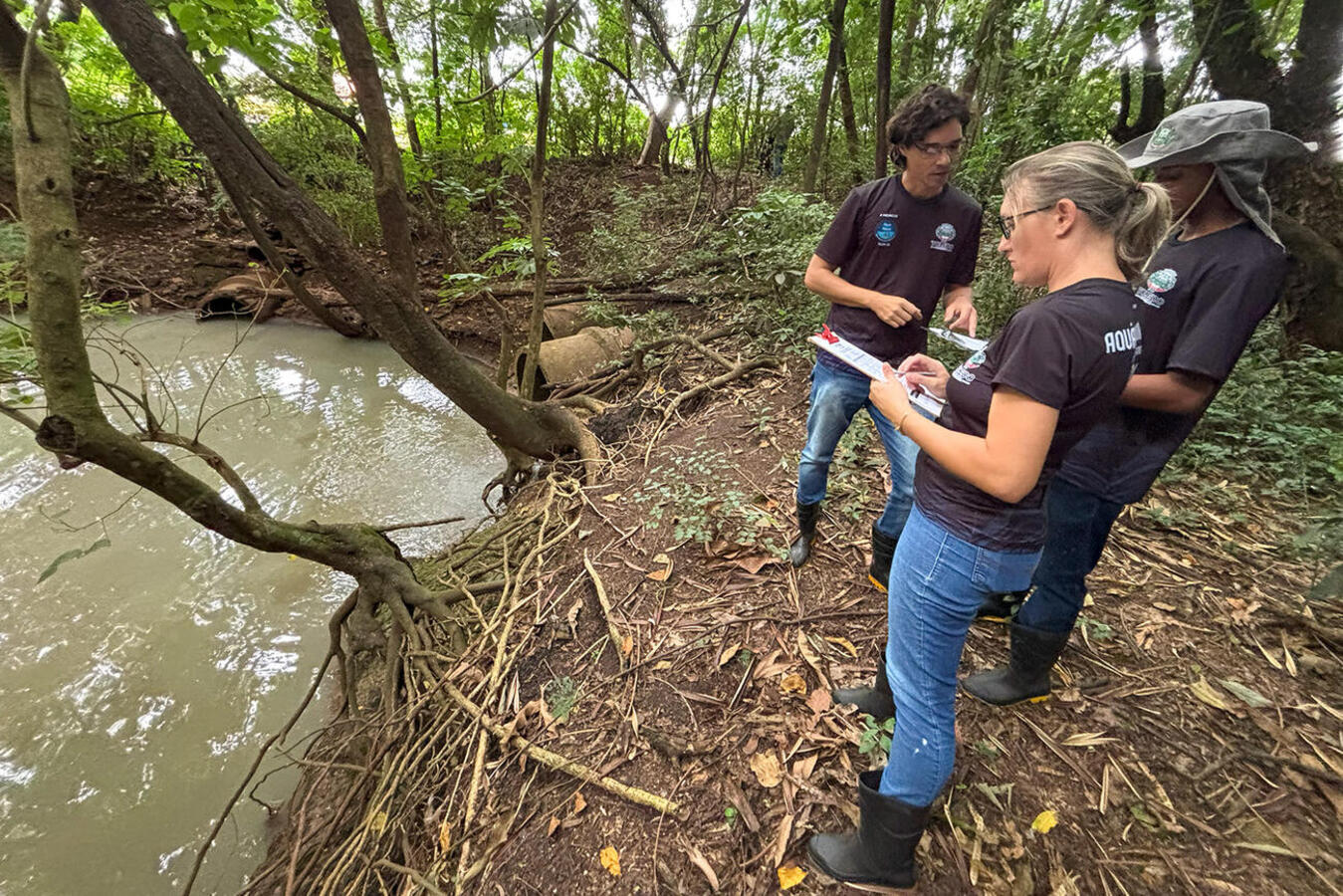 As atividades alusivas ao Dia Mundial da Água em Toledo começaram na manhã desta segunda-feira (16), com uma ação de monitoramento participativo na Sanga Panambi, nos arredores do Parque Ecológico Diva Paim Barth. A iniciativa integra o projeto “Rio Com Vida” e marca o início de uma série de atividades organizadas pela Prefeitura de Toledo, por meio da Secretaria Municipal do Meio Ambiente (SMMA), que seguirá até o próximo dia 26 em diferentes pontos da microbacia do Rio Marreco. A atividade foi conduzida p