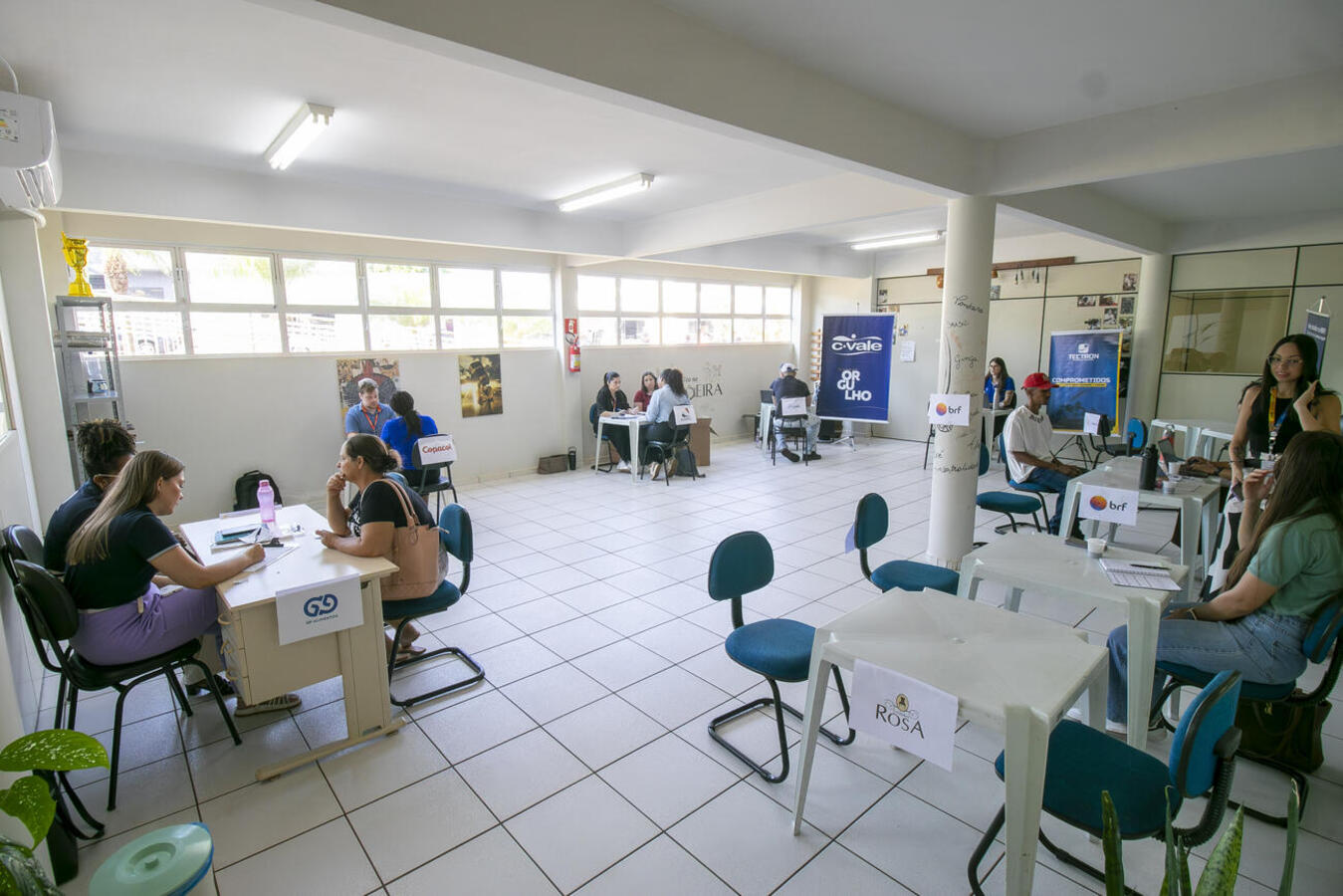 Sine em Movimento, realizado nesta sexta-feira (6), movimentou a Vila Pioneiro ofertando mais de 180 vagas de emprego para diversas empresas de Toledo e região