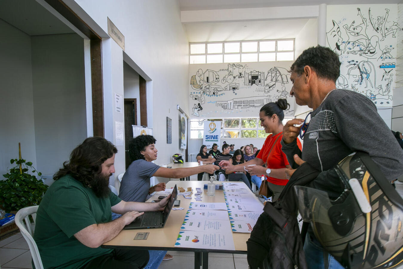 Sine em Movimento, realizado nesta sexta-feira (6), movimentou a Vila Pioneiro ofertando mais de 180 vagas de emprego para diversas empresas de Toledo e região